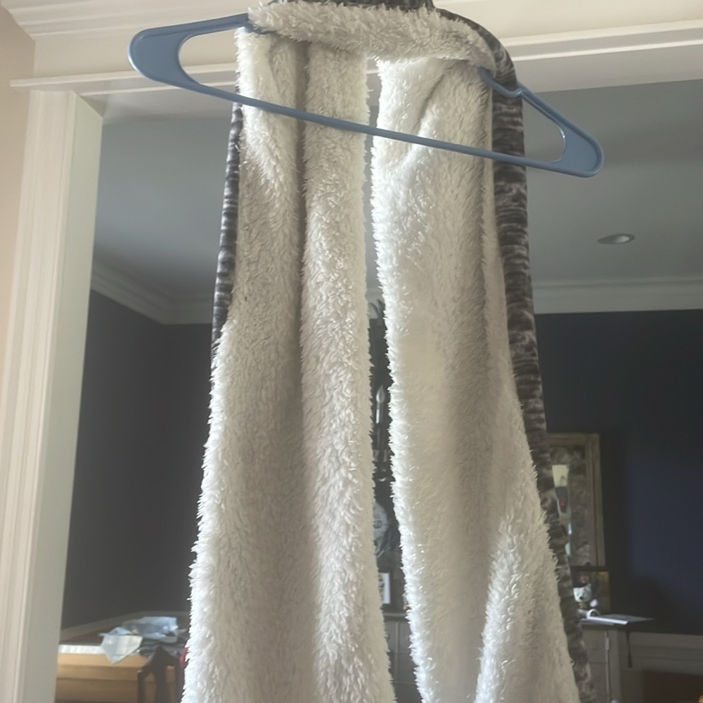Gray Scarf - Picture 2 of 3